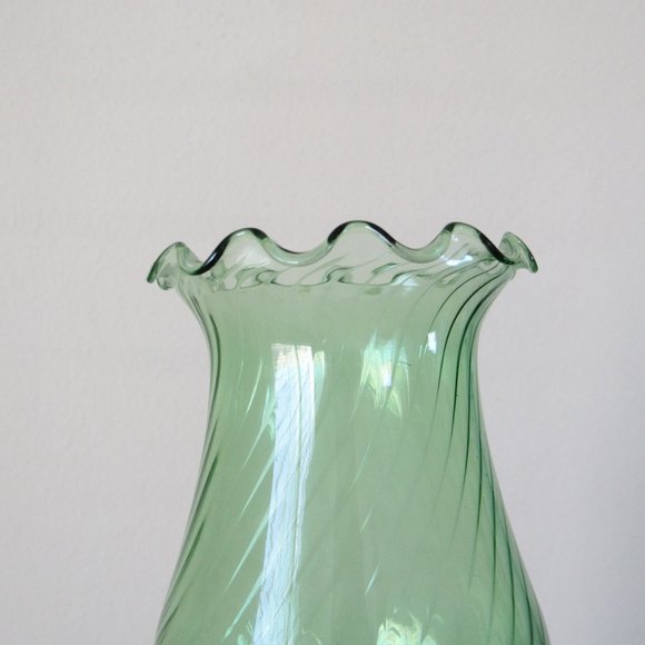 Small Emerald Green Glass Flower Vase Bud Vase Decorative Table Vase Classic - Picture 6 of 8